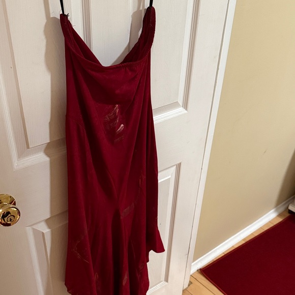 Chic Backless Red Dress - Picture 2 of 3